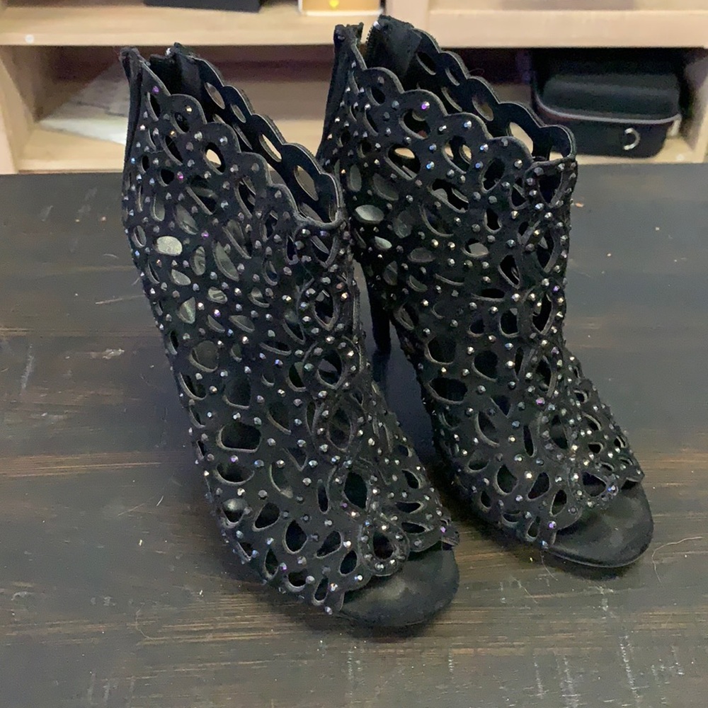 Black rhinestone heals
